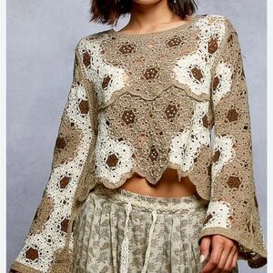 NWOT POL Crochet Floral Knit Crop Top in Beige and Cream